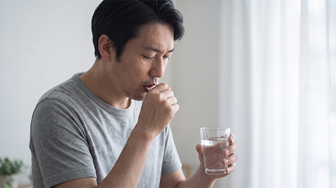 せき込んでいる男性