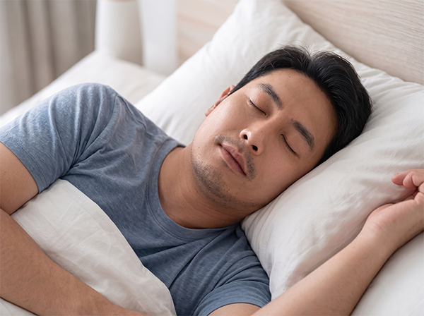 いびきが改善し穏やかに眠っている男性